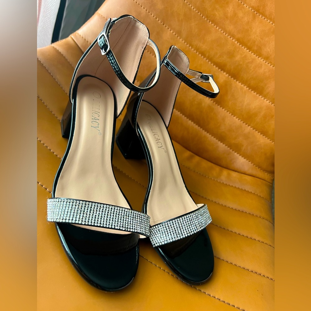 Delicacy Rhinestone Embellished
Sandal Size 7.5 low chunky heels